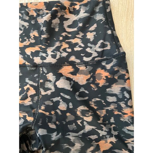 NWT Fabletics Ultra High Waisted Legging Wild Camo Coldweather Size S/6 - Picture 2 of 6
